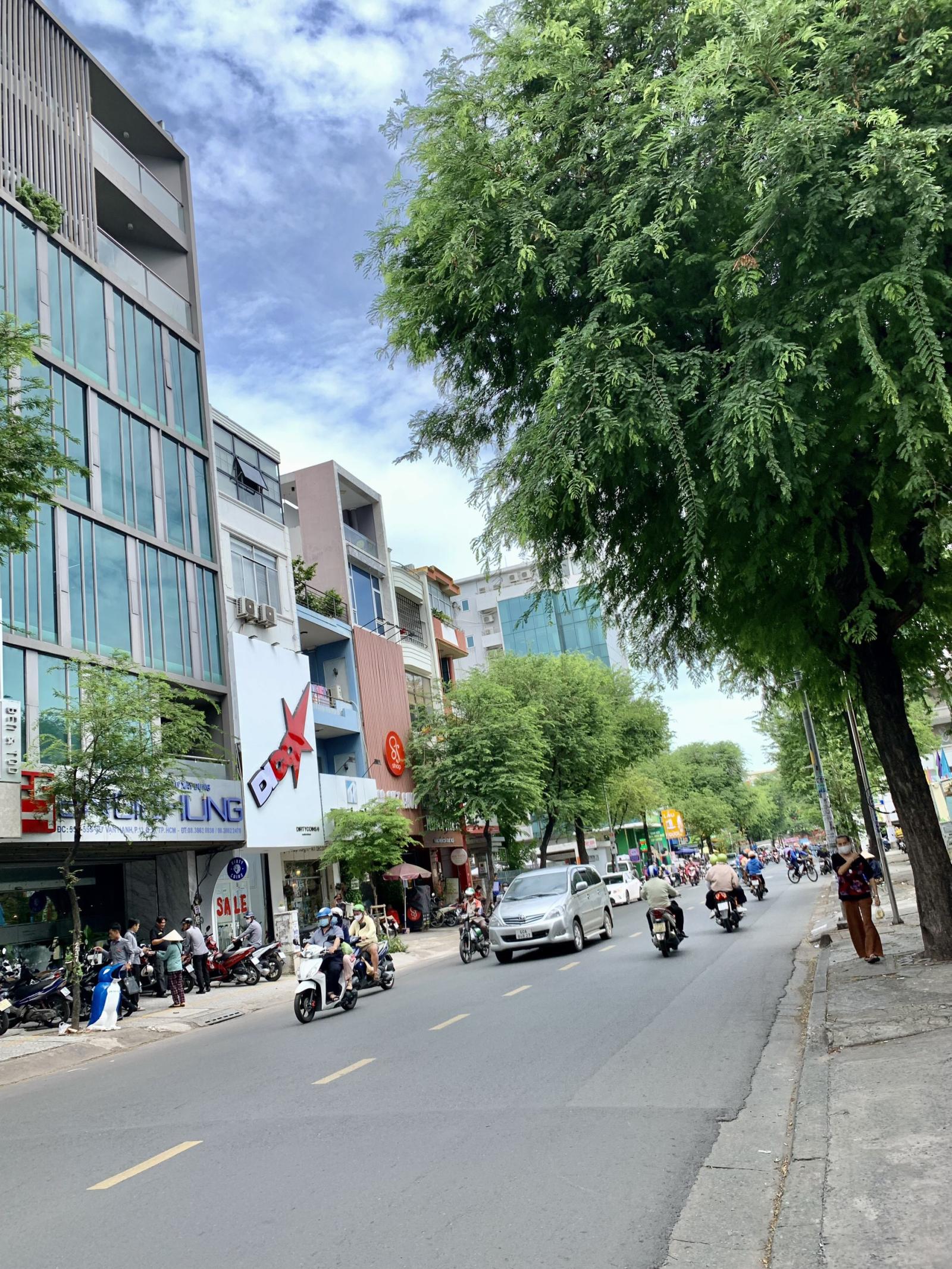 4 x 18m, nhà 4 lầu đường Hồng Hà - p.9 - Phú Nhuận (gần trường học Hồ Văn Huê - giá 17 tỷ)