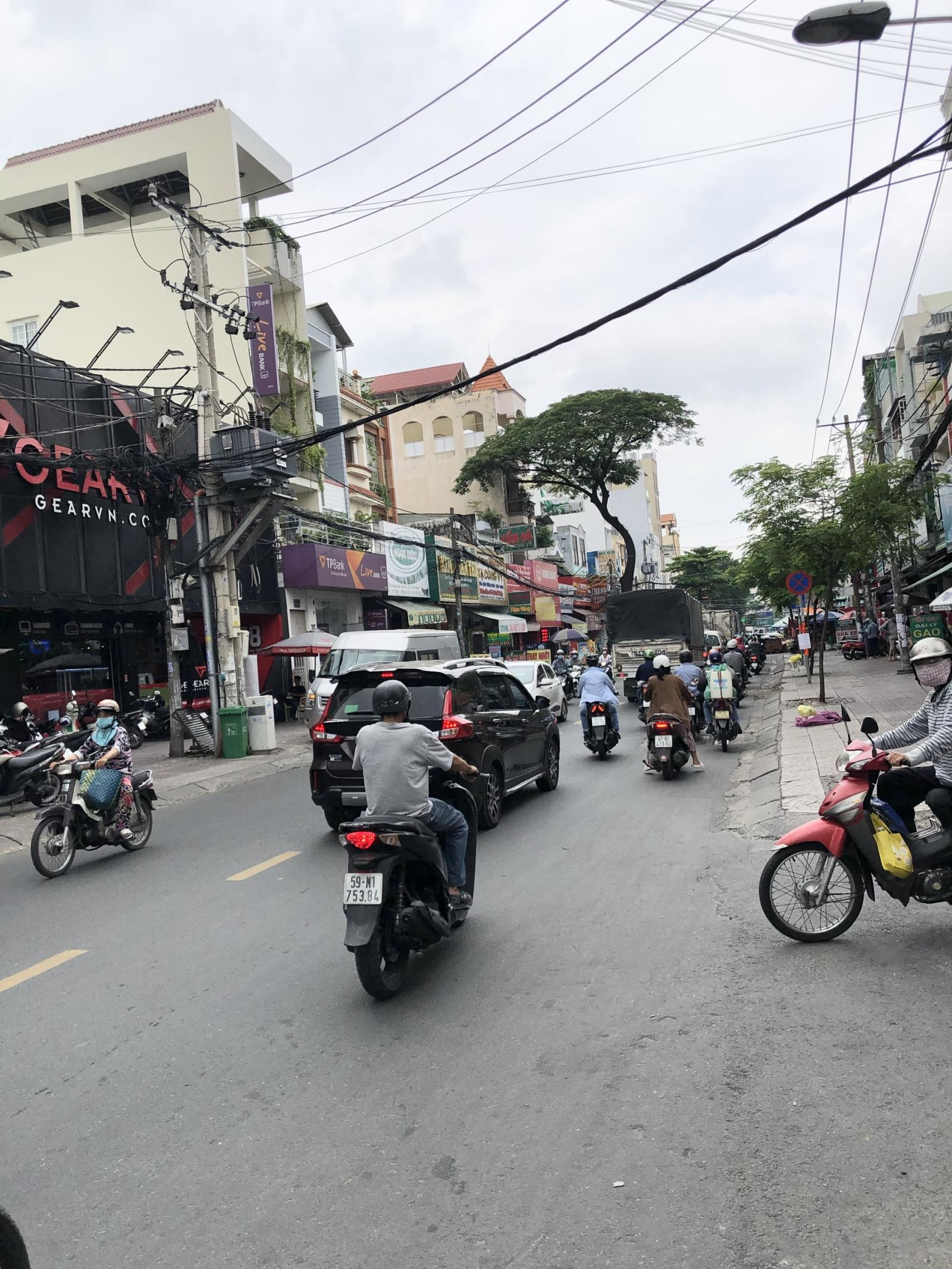 Bán nhà mặt tiền Hoàng Hoa Thám, Tân Bình. DT: 4x23m, nhà 5 tầng vị trí kinh doanh vàng