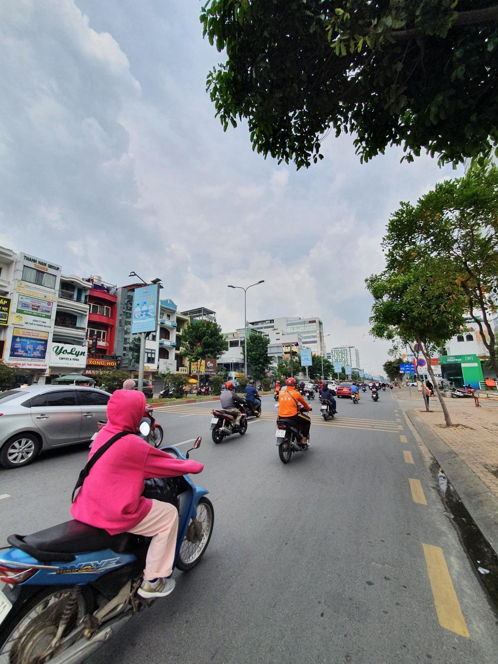  Bán nhà mặt tiền Cộng Hoà, Tân Bình. DT: 4x22m, nhà 5 tầng vị trí kinh doanh vàng