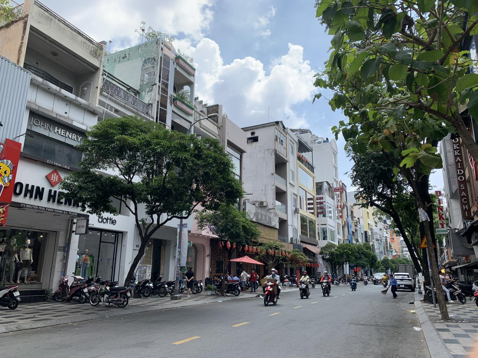 Gia đình cần bán 3 căn nhà mặt tiền đường Nguyễn Trãi, Phường Bến Thành Q1. Diện tích mỗi căn 4x20. Giá thương lượng.