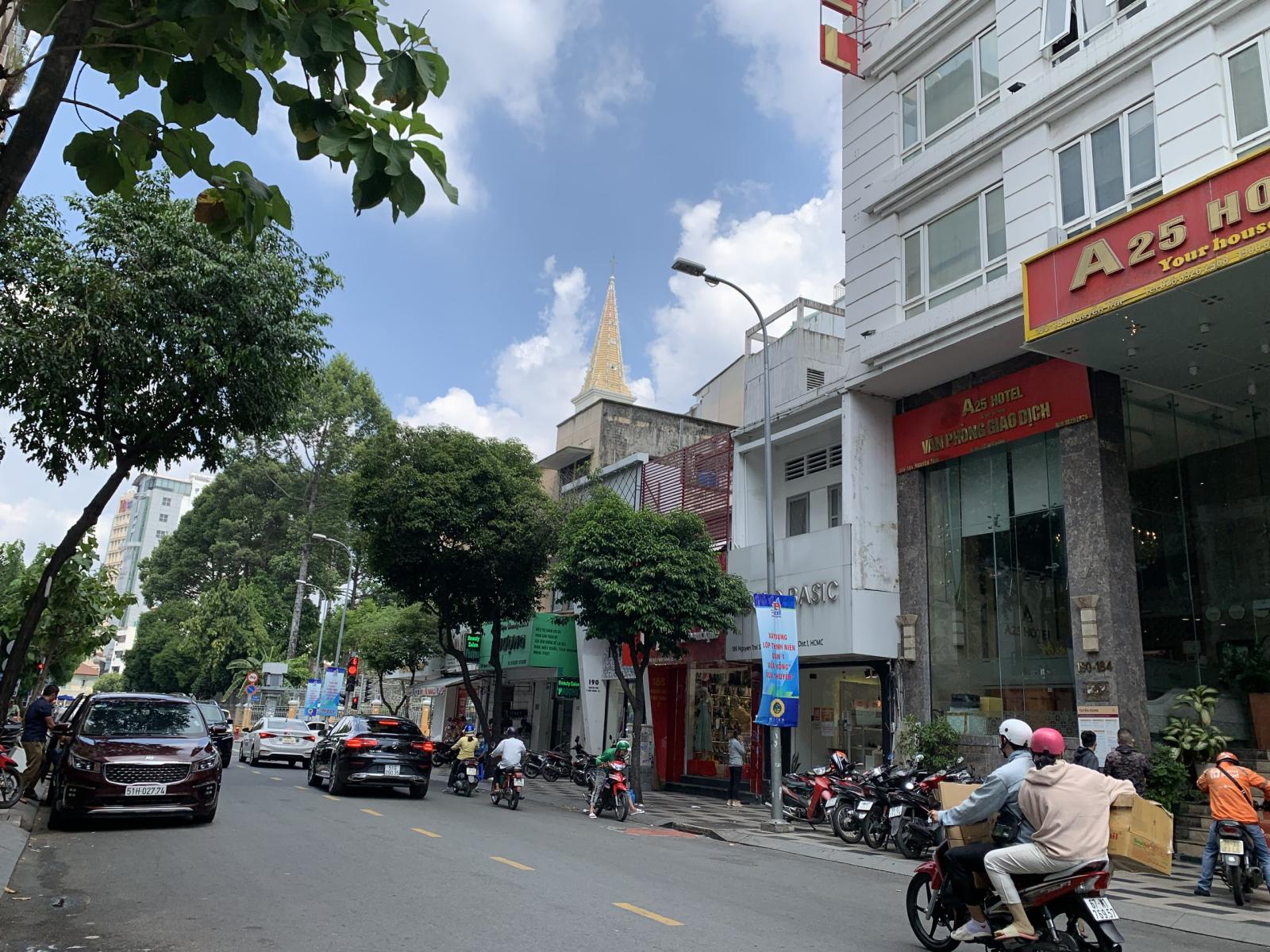 Gia đình cần bán 3 căn nhà mặt tiền đường Nguyễn Trãi, Phường Bến Thành Q1. Diện tích mỗi căn 4x20. Giá thương lượng.