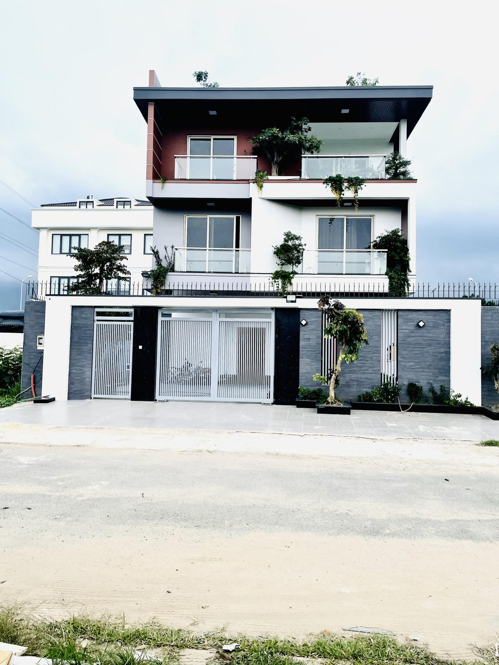 Cần bán nền đất biệt thự Phú Nhuận, Q9.  335m2 view sông, đường 16m, vị trí đẹp, sổ đỏ, giá tốt