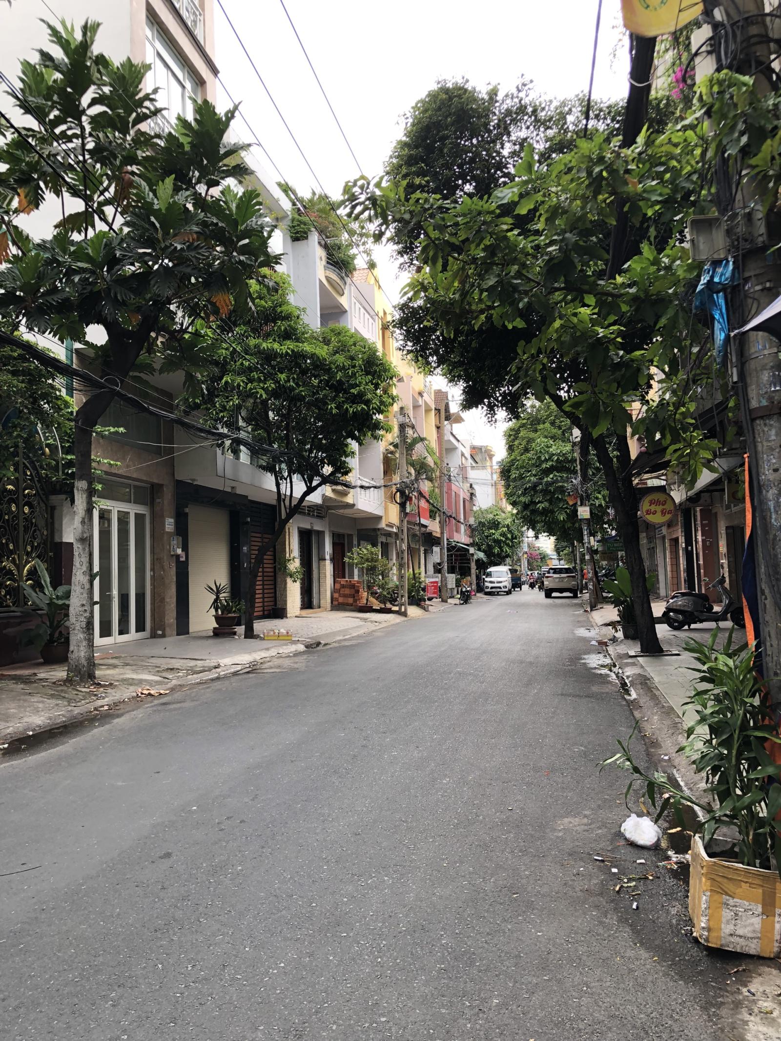 DT: 4x20m; Bán nhà mặt tiền Nguyễn Minh Hoàng; nhà 5 tầng vị trí đắc địa