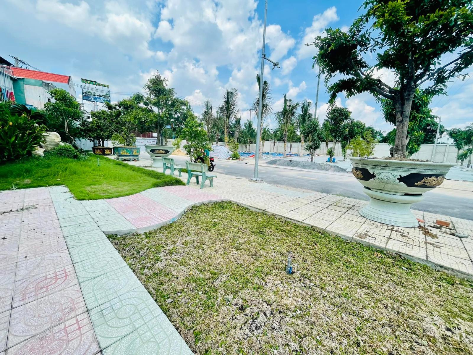 Bán nhà Vườn Lài view sông Sài Gòn, xây 1 trệt 4 lầu, thang máy, DT 220m2, SHR, ở liền.
