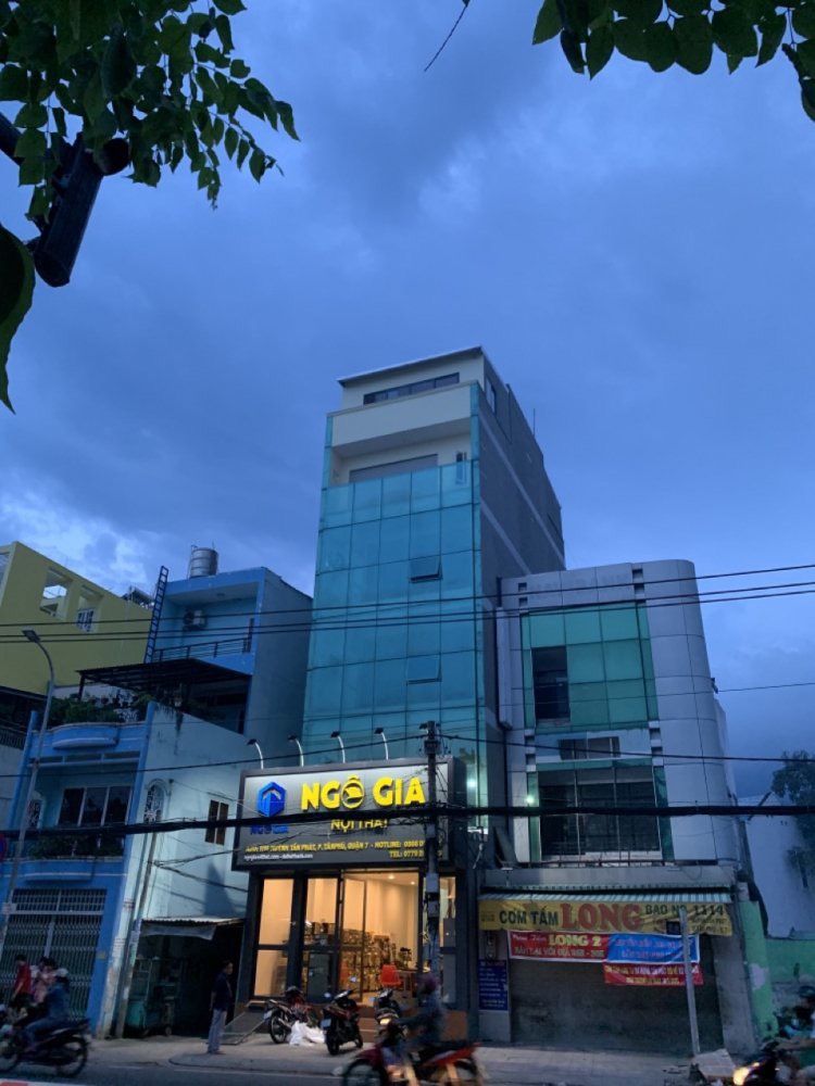 Bán tòa nhà văn phòng mặt tiền đường Huỳnh Tấn Phát Q.7