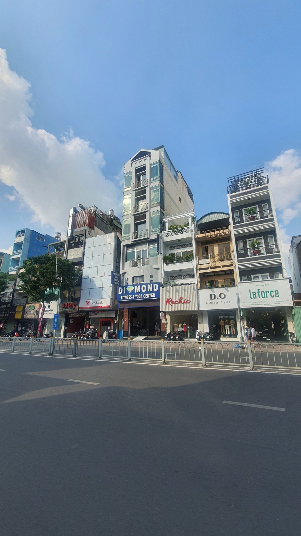 Bán tòa nhà MT đường Trần Quốc Hoàn - Trường Sơn P4 TB 5 lầu đẹp DT (5.5 x 28m) HĐ thuê 90 triệu
