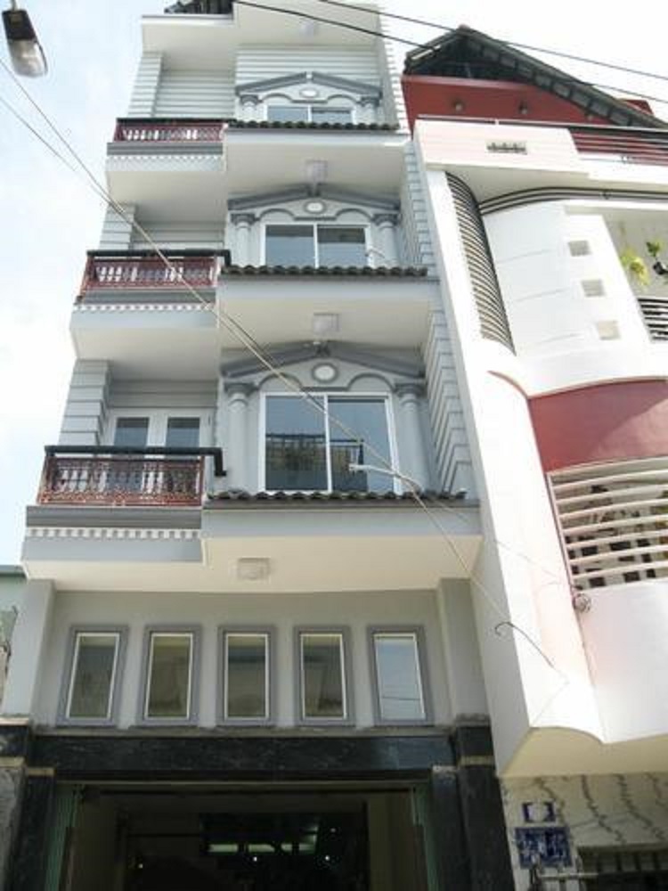 Bán building MT đường Hùng Vương, P. 4, Quận 5, DT: 8x27m, ĐCT 180tr/th 0916325038