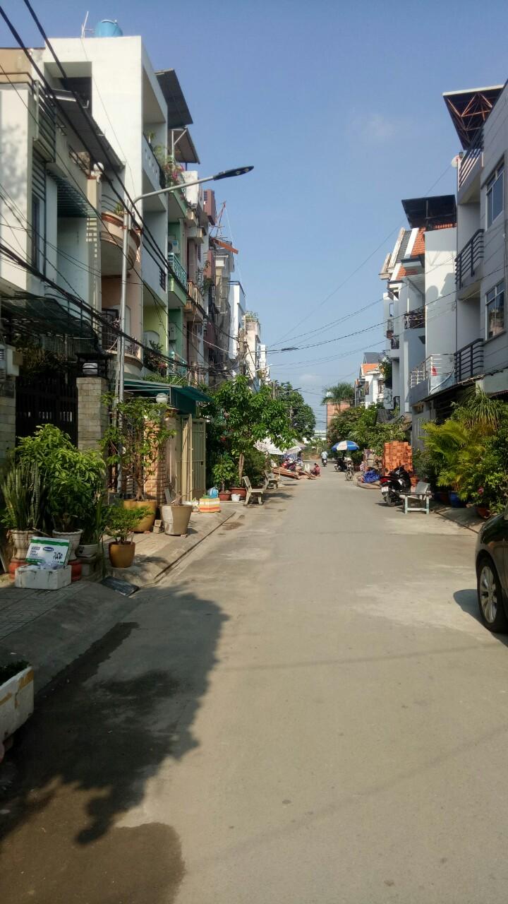 Cần tiền bán gấp căn nhà cấp 4 đường Dương Quảng Hàm. DT 6 x 28m, giá 11,8 tỷ TL