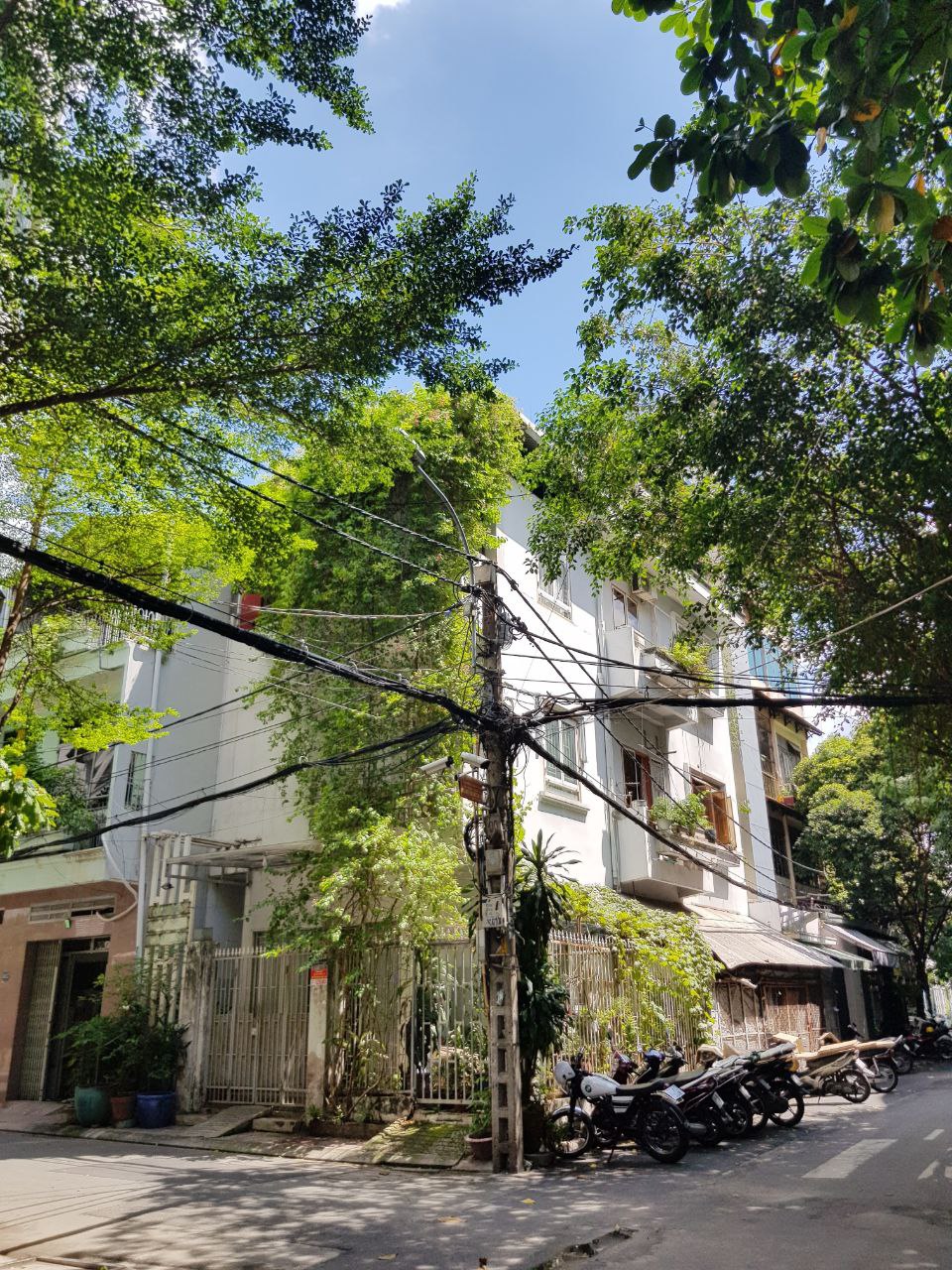 Biệt thự Hầm - 4 lầu đường Nguyễn Văn Trỗi, DT: 7*20m, đẹp lung linh