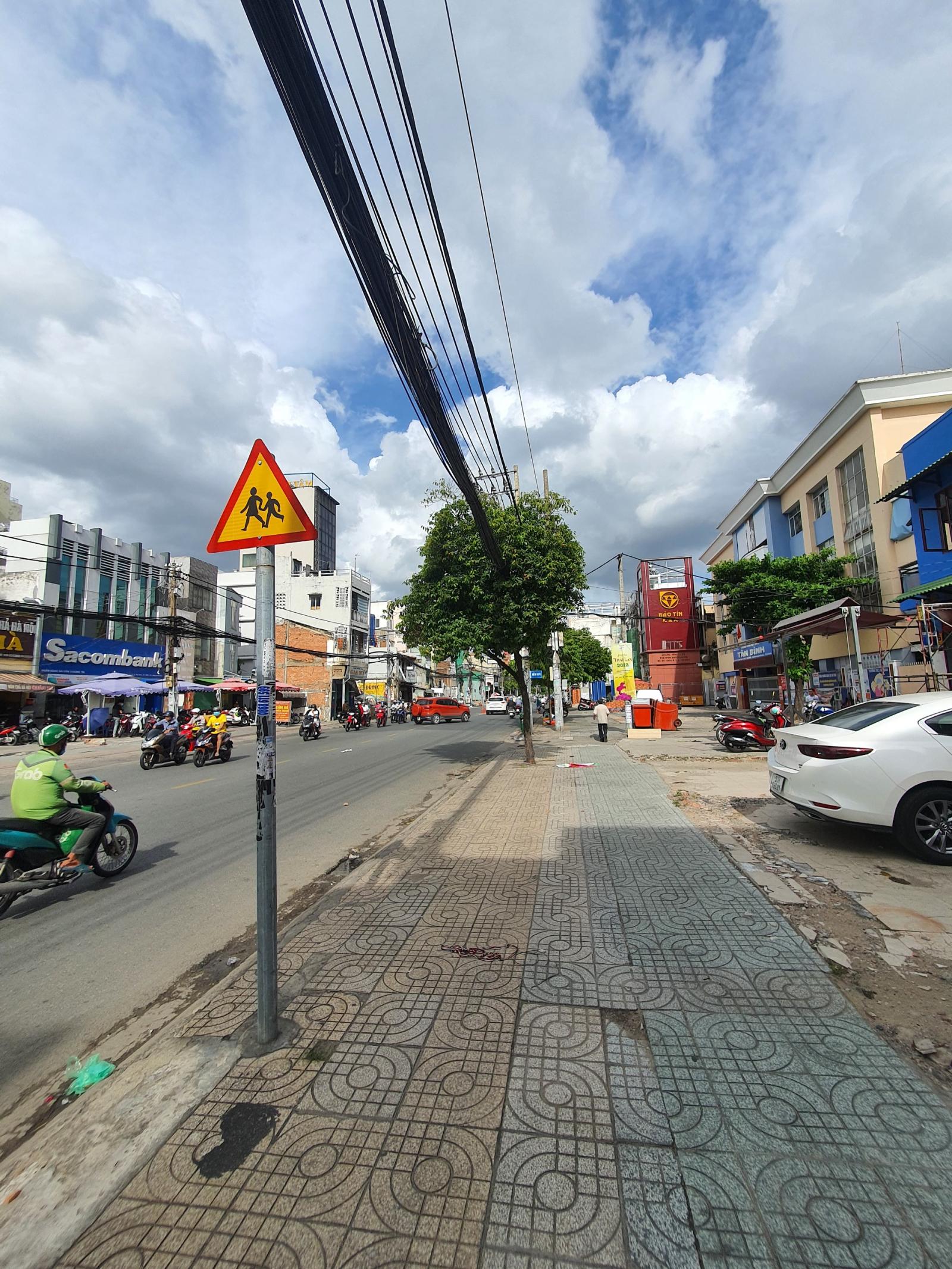 Diện tích: 2075m2 đất. Mặt tiền đường Phan Anh - Hòa Bình, Tân Phú. Giá chỉ: 75tr/m2