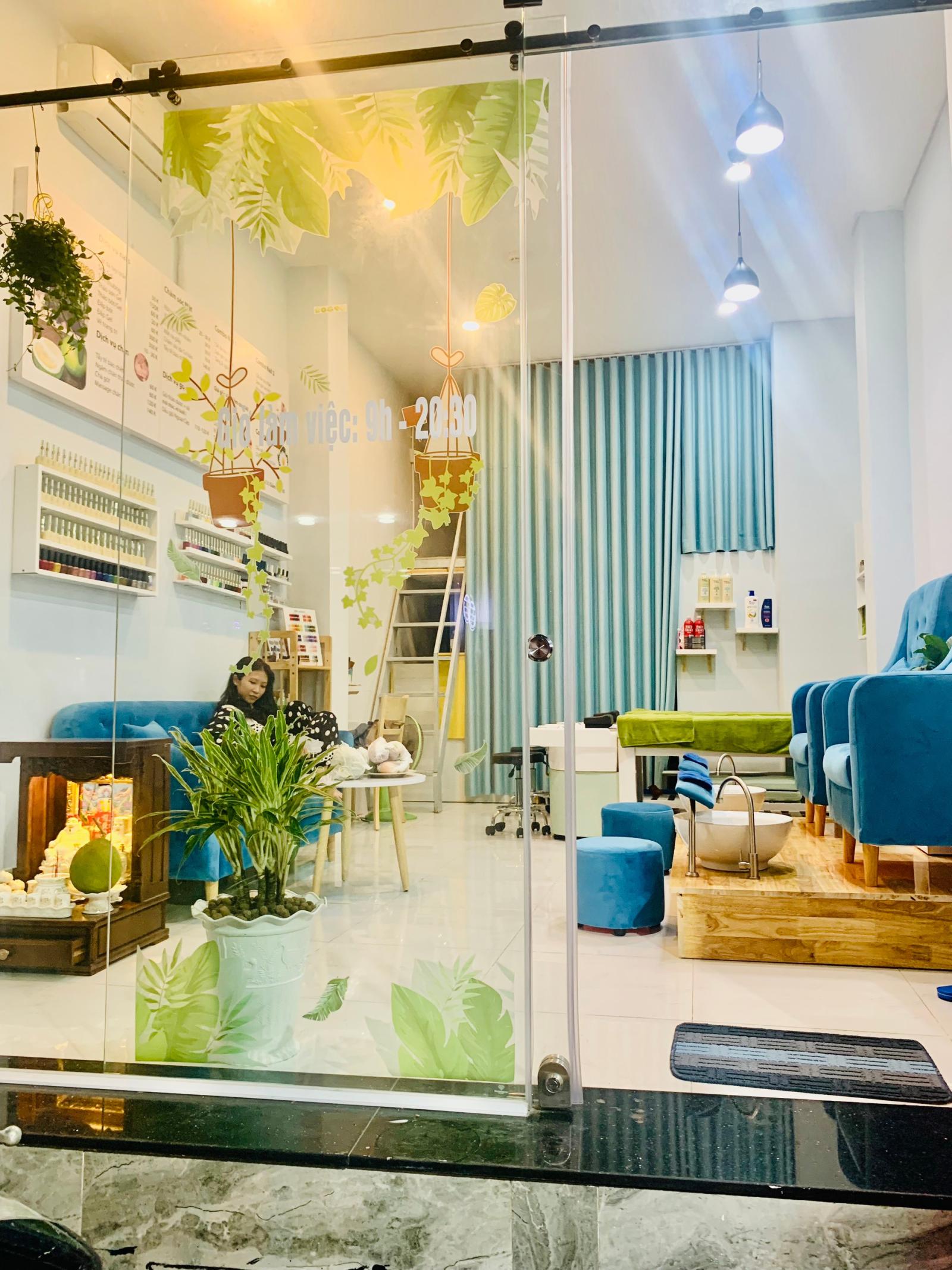 DO ĐI XUẤT CẢNH NÊN MÌNH CẦN SANG LẠI TIỆM NAIL VÀ GỘI ĐẦU 32M2 TẠI QUẬN 7, TP HỒ CHÍ MINH.