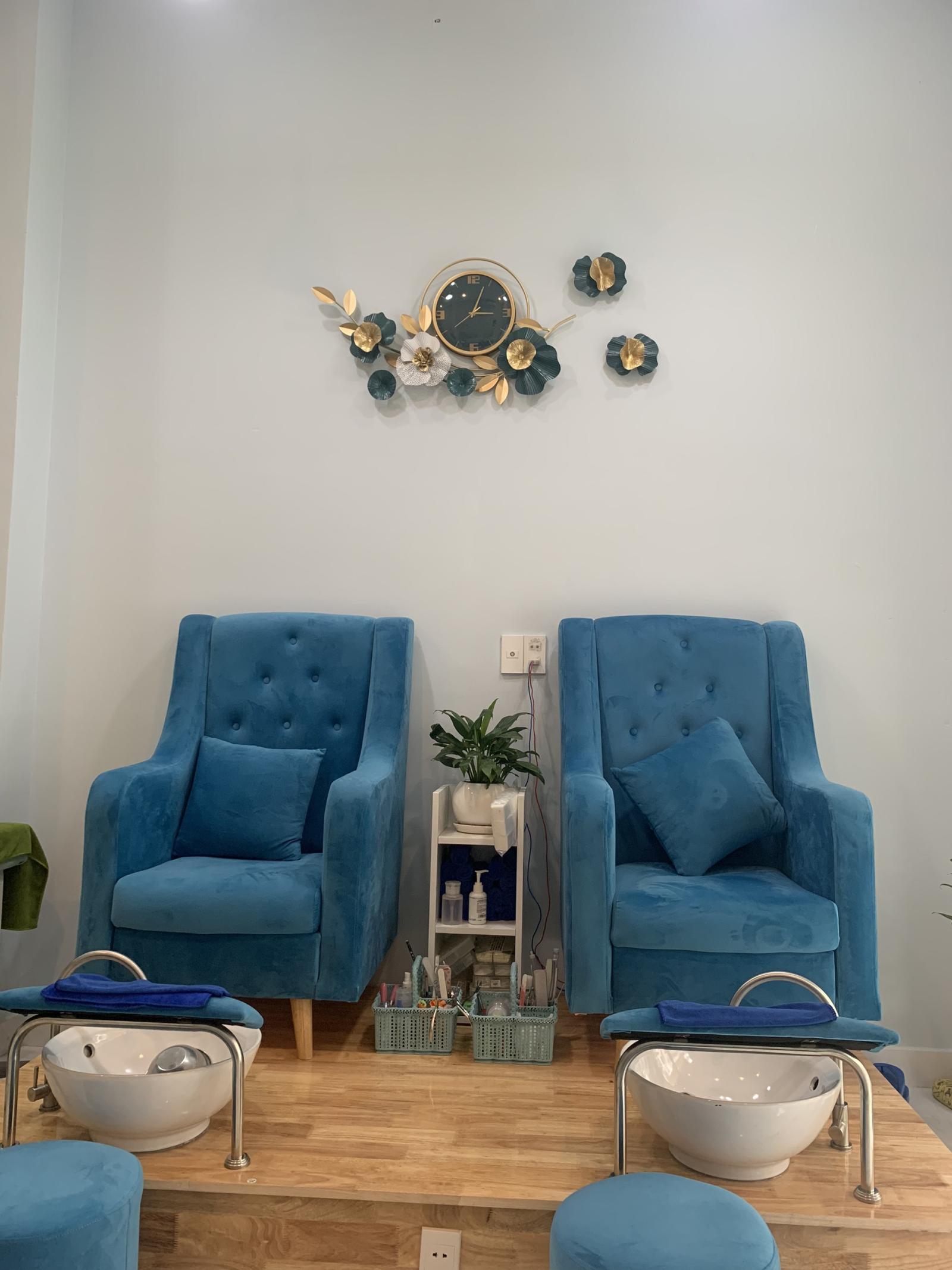 DO ĐI XUẤT CẢNH NÊN MÌNH CẦN SANG LẠI TIỆM NAIL VÀ GỘI ĐẦU 32M2 TẠI QUẬN 7, TP HỒ CHÍ MINH.
