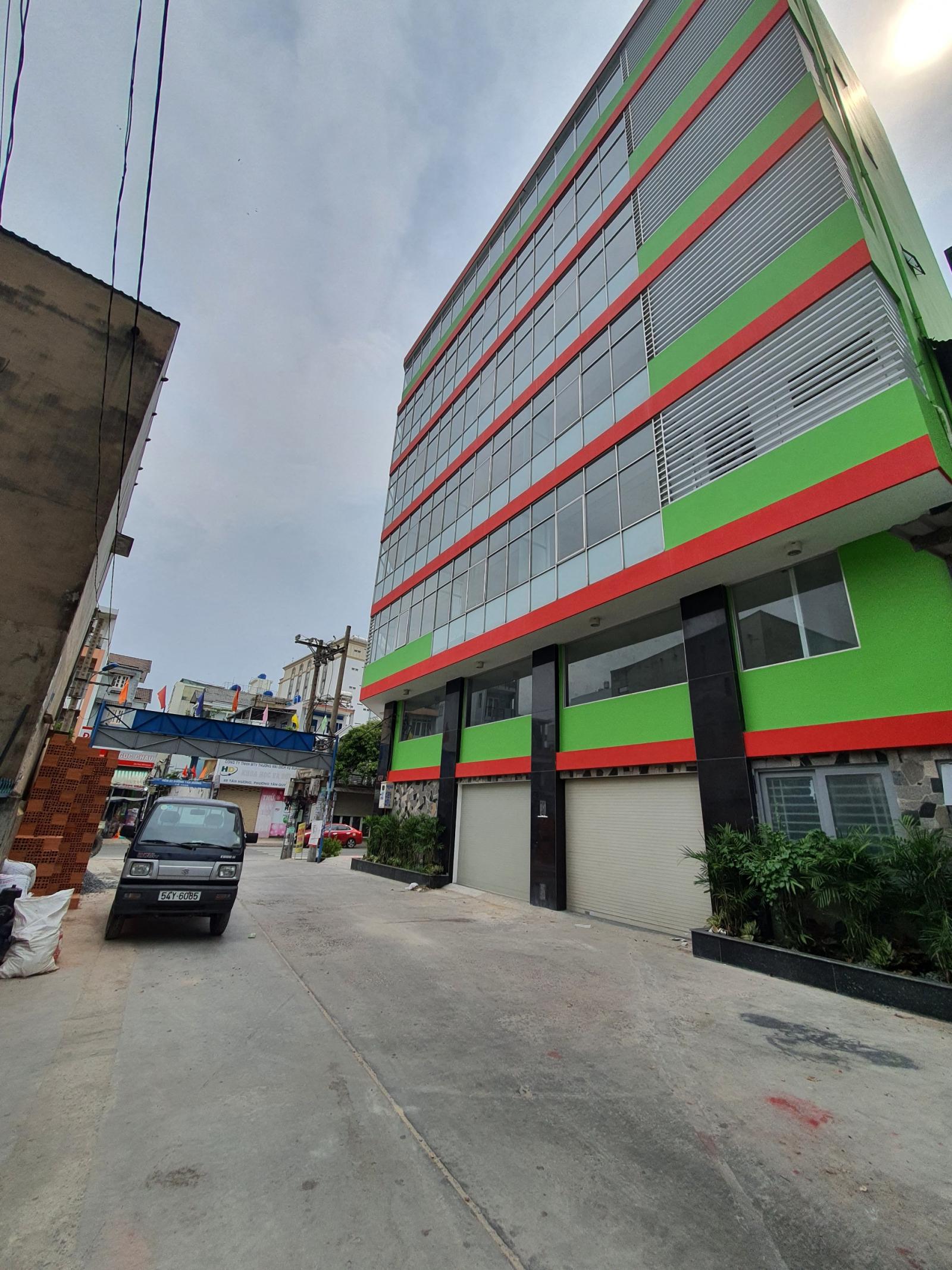 Góc hai tặt tiền số 130 Tân Hương, 6 tầng, vị trí đẹp. Giá 37 tỷ thương lượng