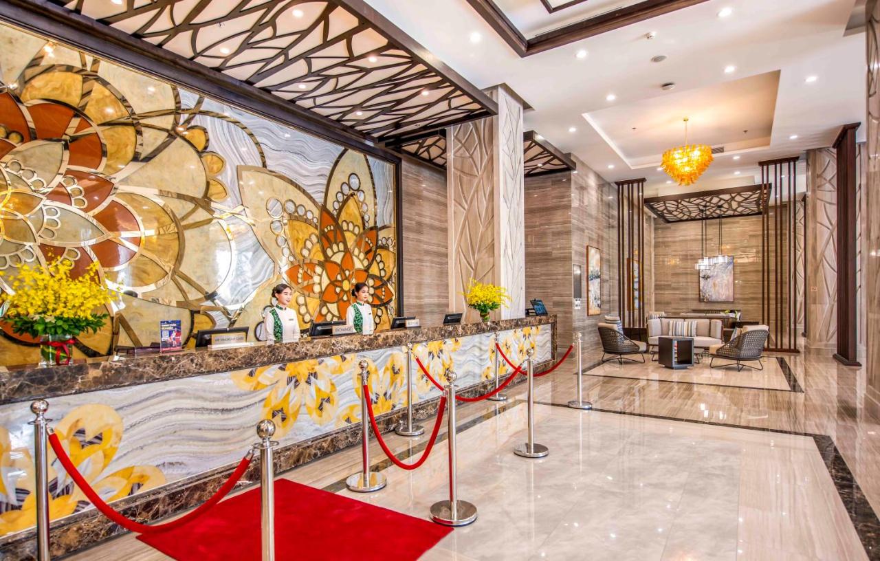 Bán khách sạn 3 sao mặt tiền Thái Văn Lung - Đông Du, Q.1, DT: 10.6x30m, hầm 11L 86 phòng, giá: 295 Tỷ