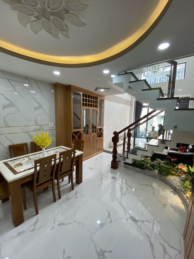 bán nhà quang trung p11 2lầu gần chợ công viên