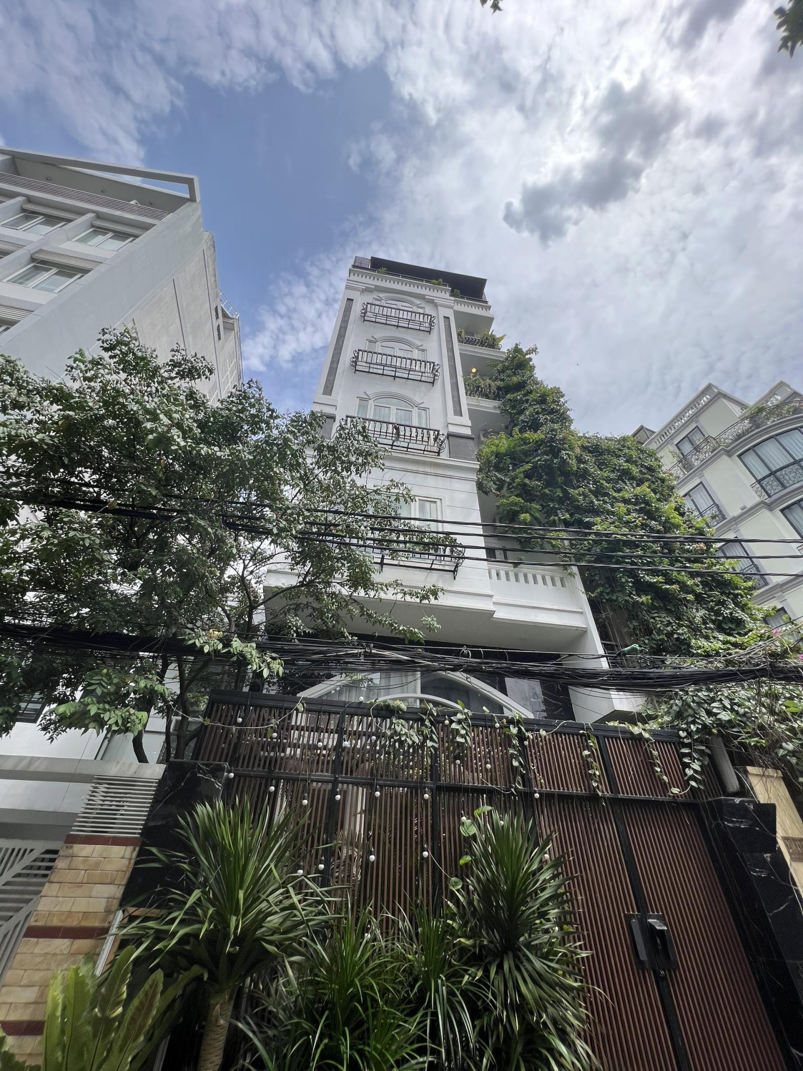 Kẹt tiền giảm 2.5 Tỷ! Nhà đẹp HXH thông Nguyễn Cửu Vân 6 tầng thang máy vị trí liền kề Q1!