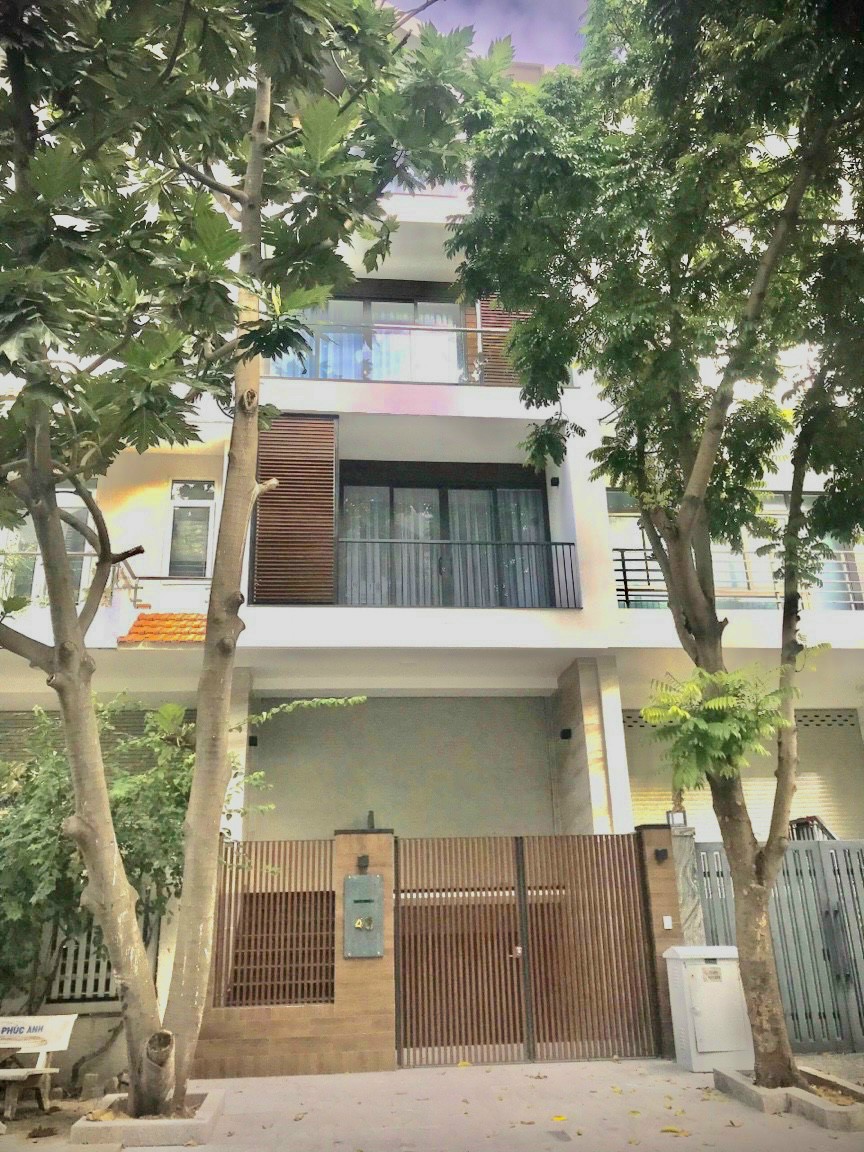 Bán nhà còn mới, diện tích 5x20m, hầm, 3 lầu, thang máy, đường số 5, KDC Him Lam, phường Tân Hưng