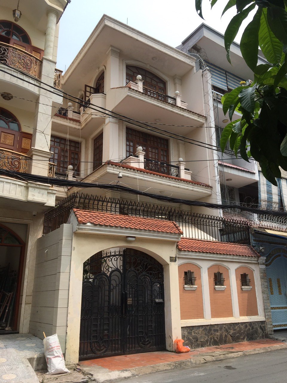 CC Bán nhà MTNB CMT8 Q10, DT: 12x16 ngay Hà Đô, giá chỉ: 85 tỷ TL.