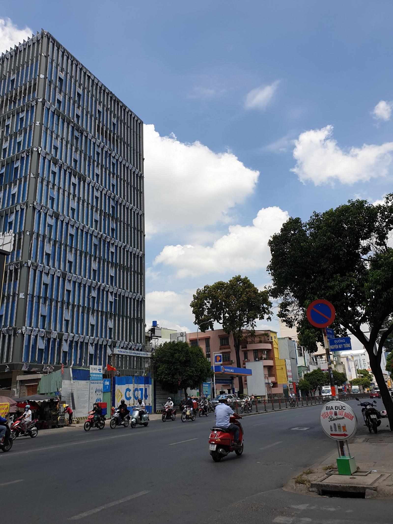 Bán gấp nhà hẻm 8m Lam Sơn, Tân Bình, DT 10 x 19m, giá chỉ 28 tỷ