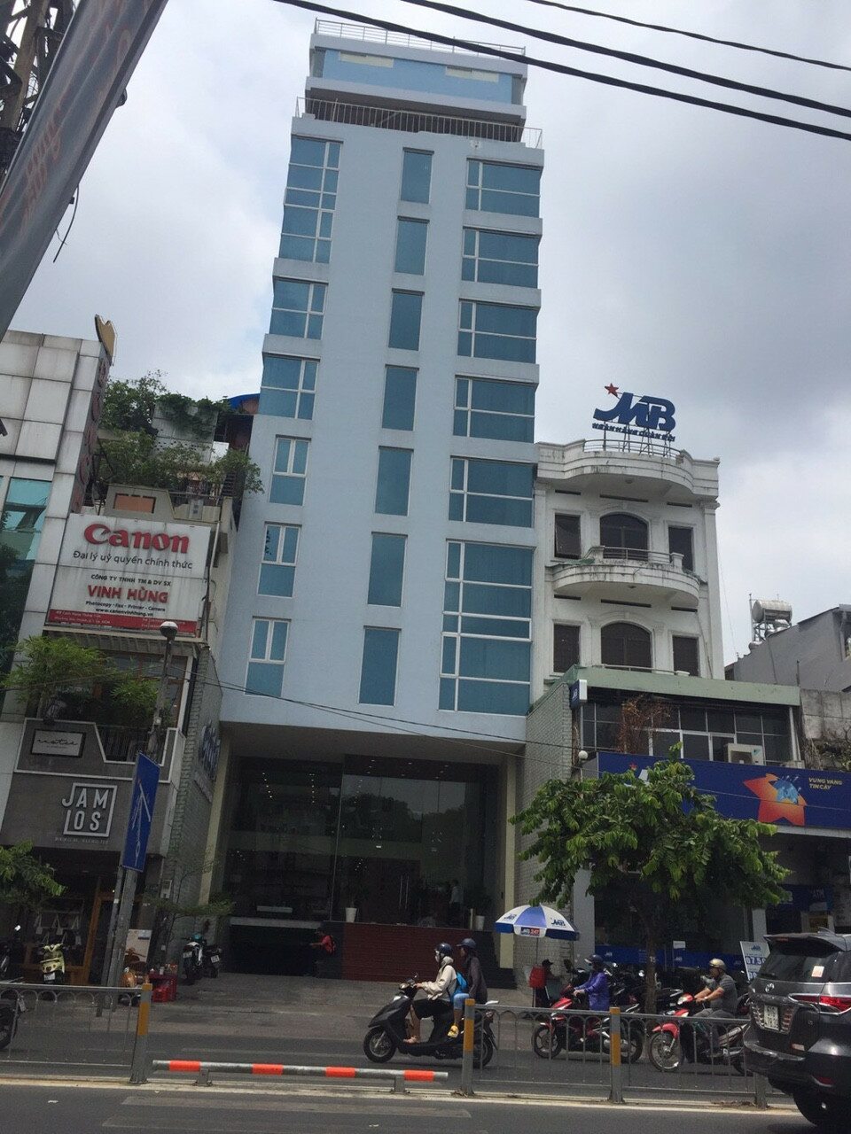 Bán tòa Building 2 mặt tiền NGUYỄN THỊ MINH KHAI, Q.3, DT:15x36m, XD 2 hầm 14 lầu, Thuê 1.2 tỷ/th 