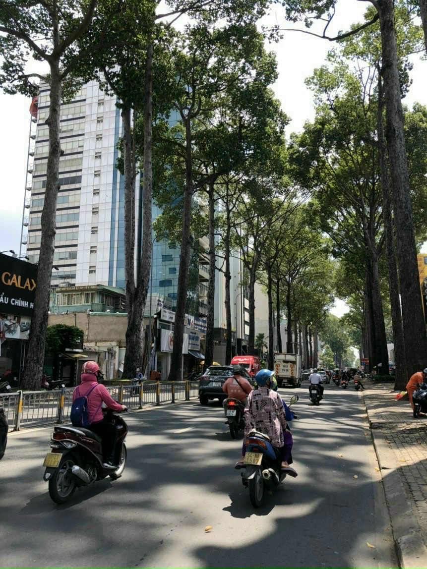 Bán nhà MT Nguyễn Gia Trí (D2) ,  Quận Bình Thạnh. DT: 8,5 x 20m,  4 tầng. Giá bán gấp 69 tỷ