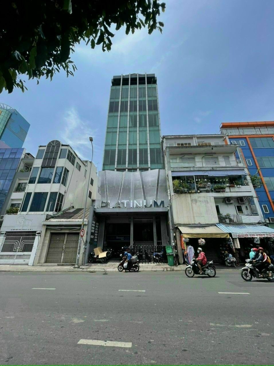 Bán nhà mặt tiền giao Lê Thị Hồng Gấm - Phó Đức Chính Quận 1. DT 16x20m nhà 6 lầu giá 110 tỷ TL