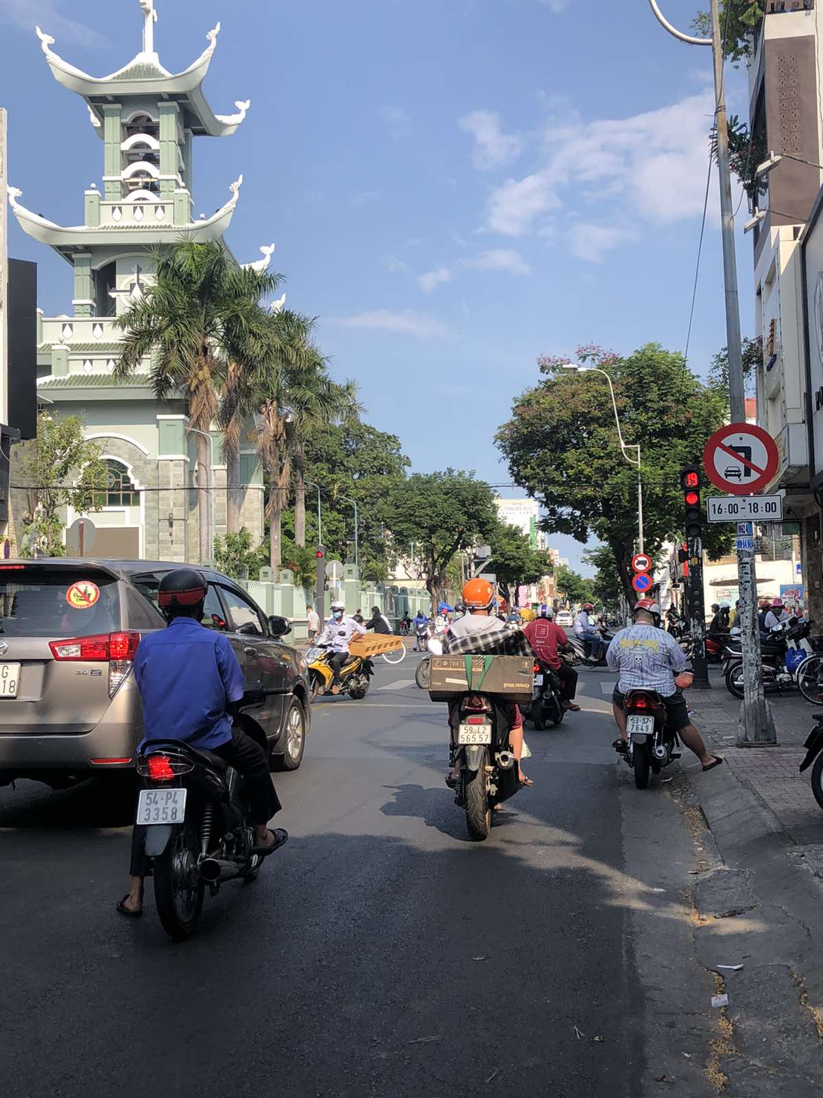 Nhà mặt tiền đường cách chợ Phú Nhuận 500m, DT 6.3x18, giá 25.5 tỷ