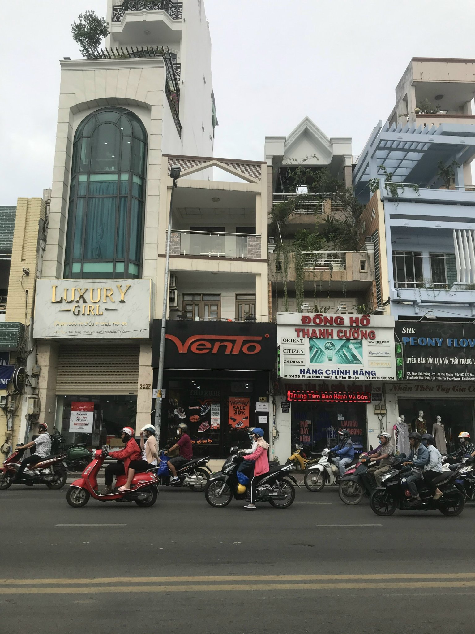 Bán nhà mặt tiền Phạm Văn Hai, gần chợ, vừa ở vừa kinh doanh mọi sản phẩm dịch vụ, giá 12,8 tỷ
