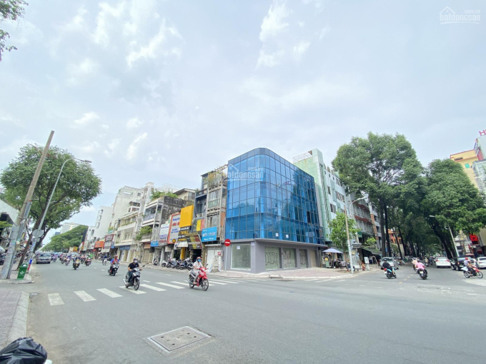 Kẹt tiền bán gấp căn nhà góc 2 mặt tiền Bùi Thị Xuân, Phường Bến Thành, Quận 1. 
