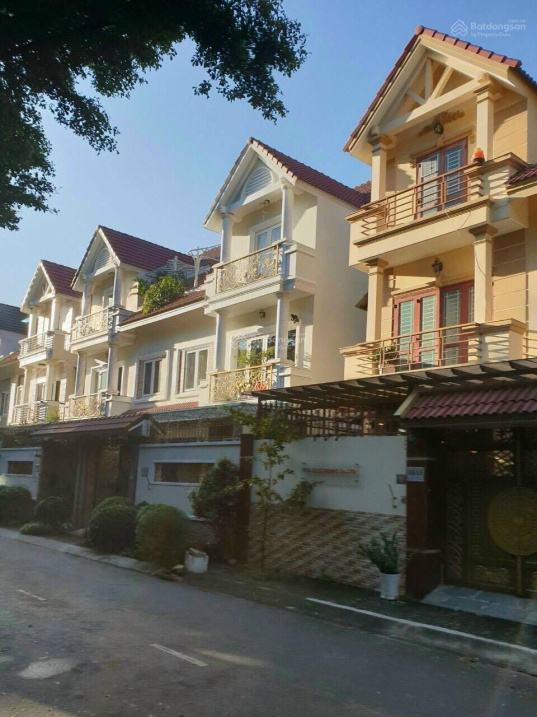 bán gấp căn nhà đường Dương Quảng Hàm, P5. DT 5,5x19 trệt 2 lầu full NT, giá chỉ 10,9 tỷ TL