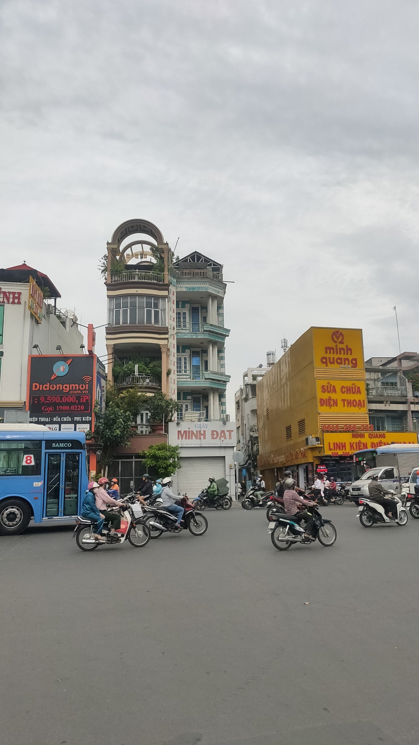 Thanh lý tài sản. Góc 2 mặt tiền đường Hoàng Văn Thụ. DTL 4.2*25M, 5 tầng. Chỉ 26 tỷ