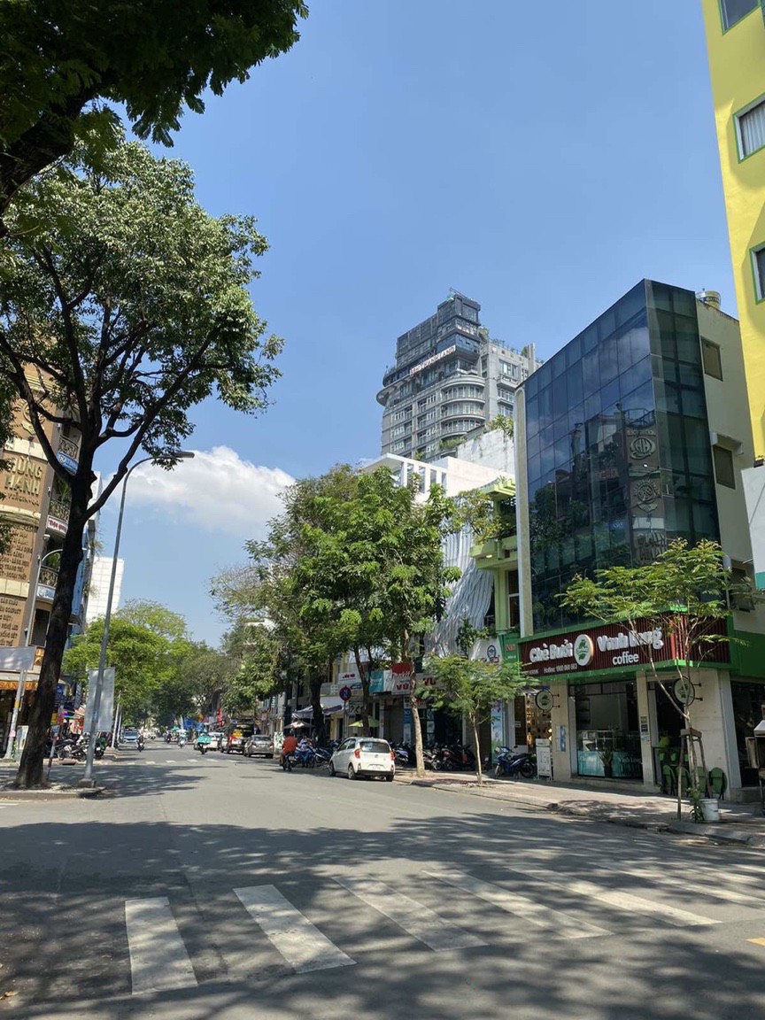 Bán tòa nhà CHDV mặt tiền đường Cộng Hòa, P13, Tân Bình. (8x27m)  4 tầng thu nhập 130 tr/th