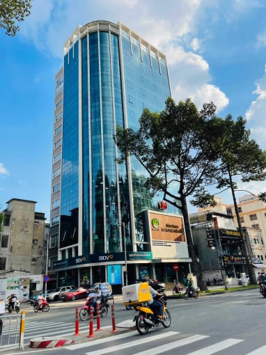 Hạ giá 10 tỷ cần bán gấp nhà MT Trần Quang Khải 8x30m nở hậu 10m