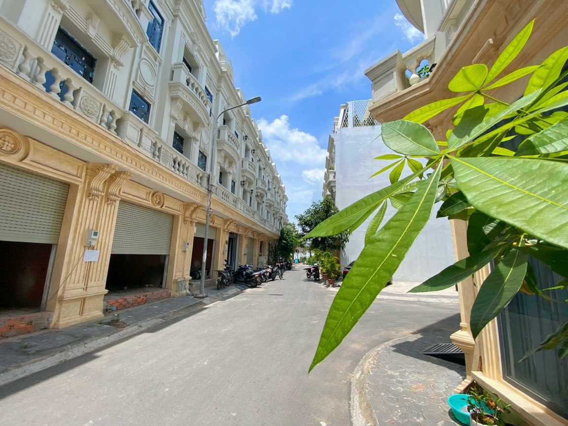 bán nhà mới 1 trệt 3 lầu mặt tiền Tô Hiệu- Tân Phú. 0904.996.171 