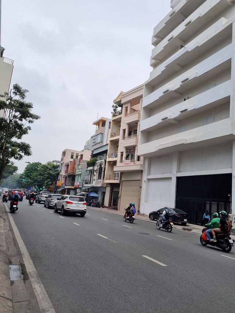Biệt thự khu văn phòng sân bay Tân Sơn Nhất, MT Yên Thế, P2, Q. Tân Bình. 12x22m, 3 tầng