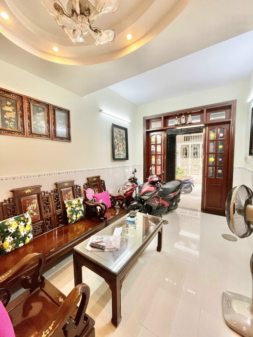 Mặt tiền kinh doanh sầm uất bật nhất quận 10,có vỉa hè đậu xe, HĐ thuê 50trieu