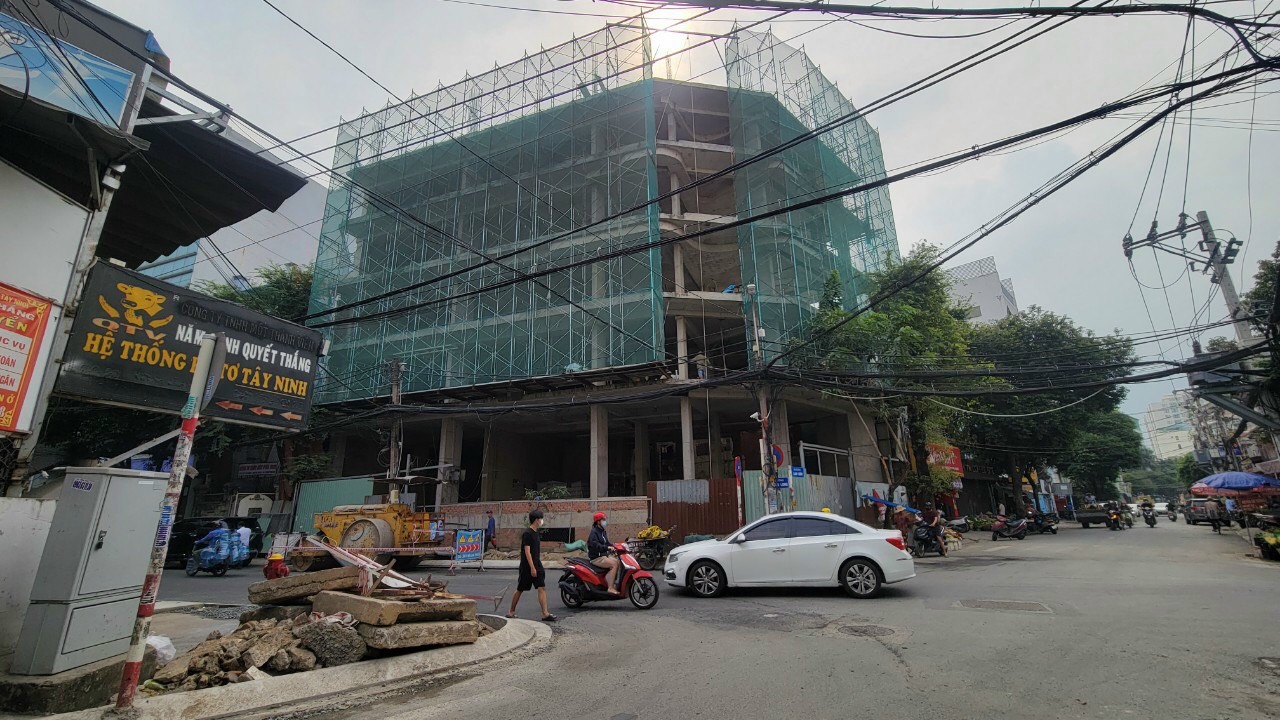 Bán tòa nhà Góc 2 mặt tiền 38 Cửu Long- Lam Sơn P.2 Q.TB , DT: 20x25m , Hầm 7 lầu ST , Giá : 220 tỷ TL
