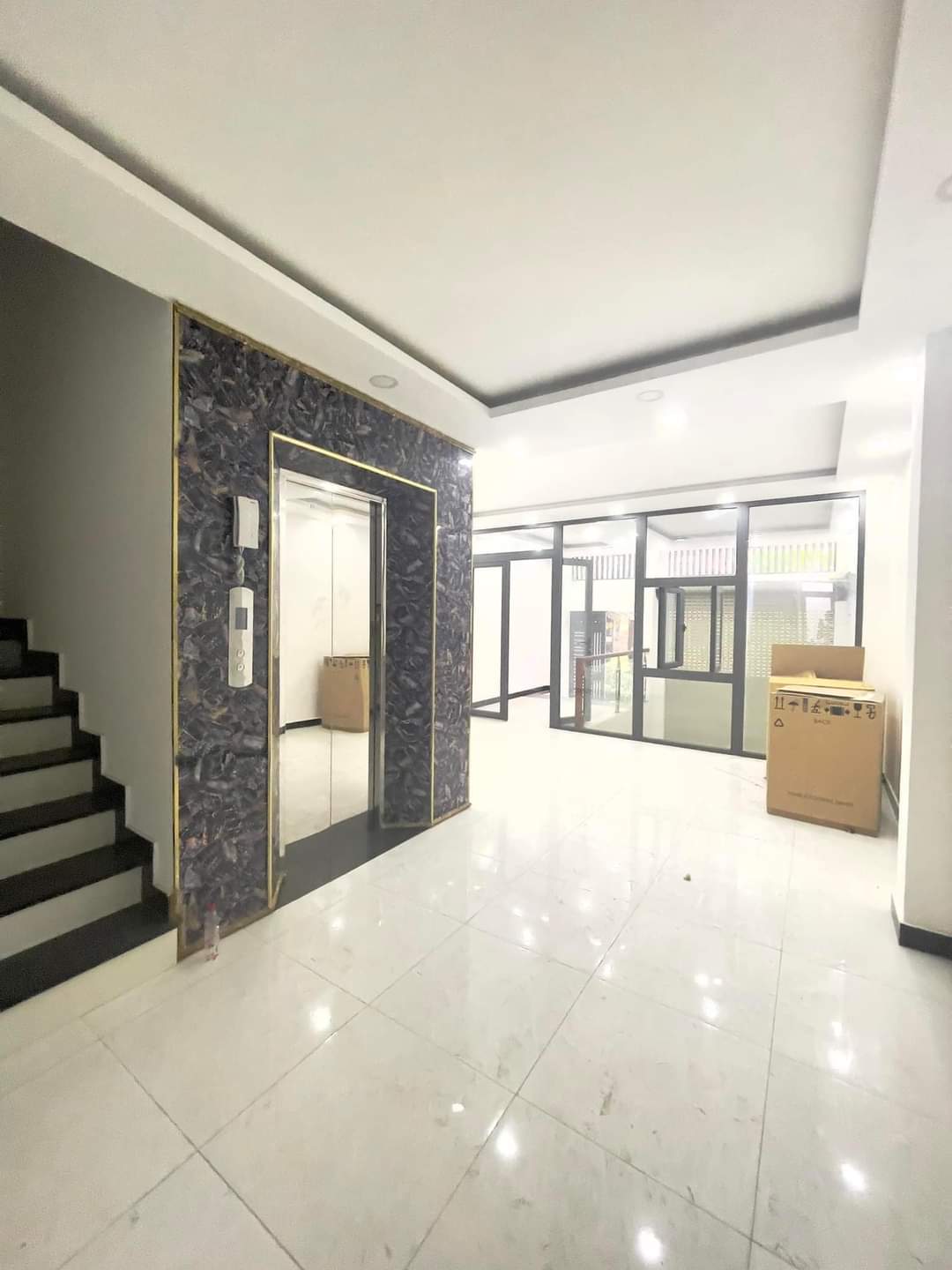 CĂN HỘ DỊCH VỤ MẶT TIỀN ĐƯỜNG SỐ PHẠM HỮU LẦU PHÚ MỸ QUẬN 7 - NHÀ MỚI CÓ THANG MÁY - NỘI THẤT CAO