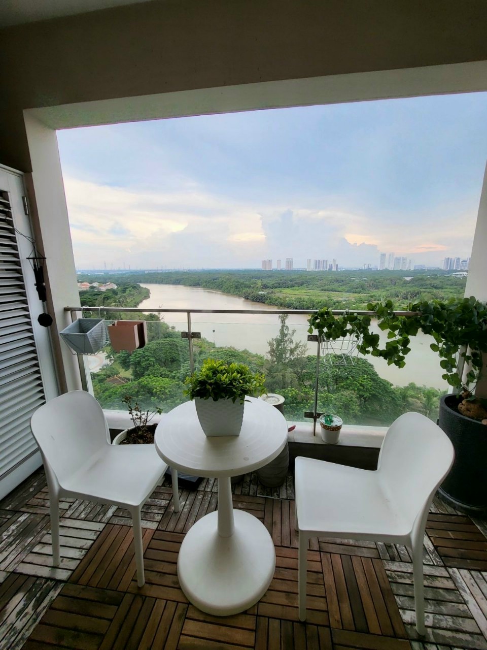 Bán căn hộ riverside,phú mỹ hưng,view sông,ô xe,lầu 11,nhà như hình 130m2,7.2 tỷ.Lh 0903920635