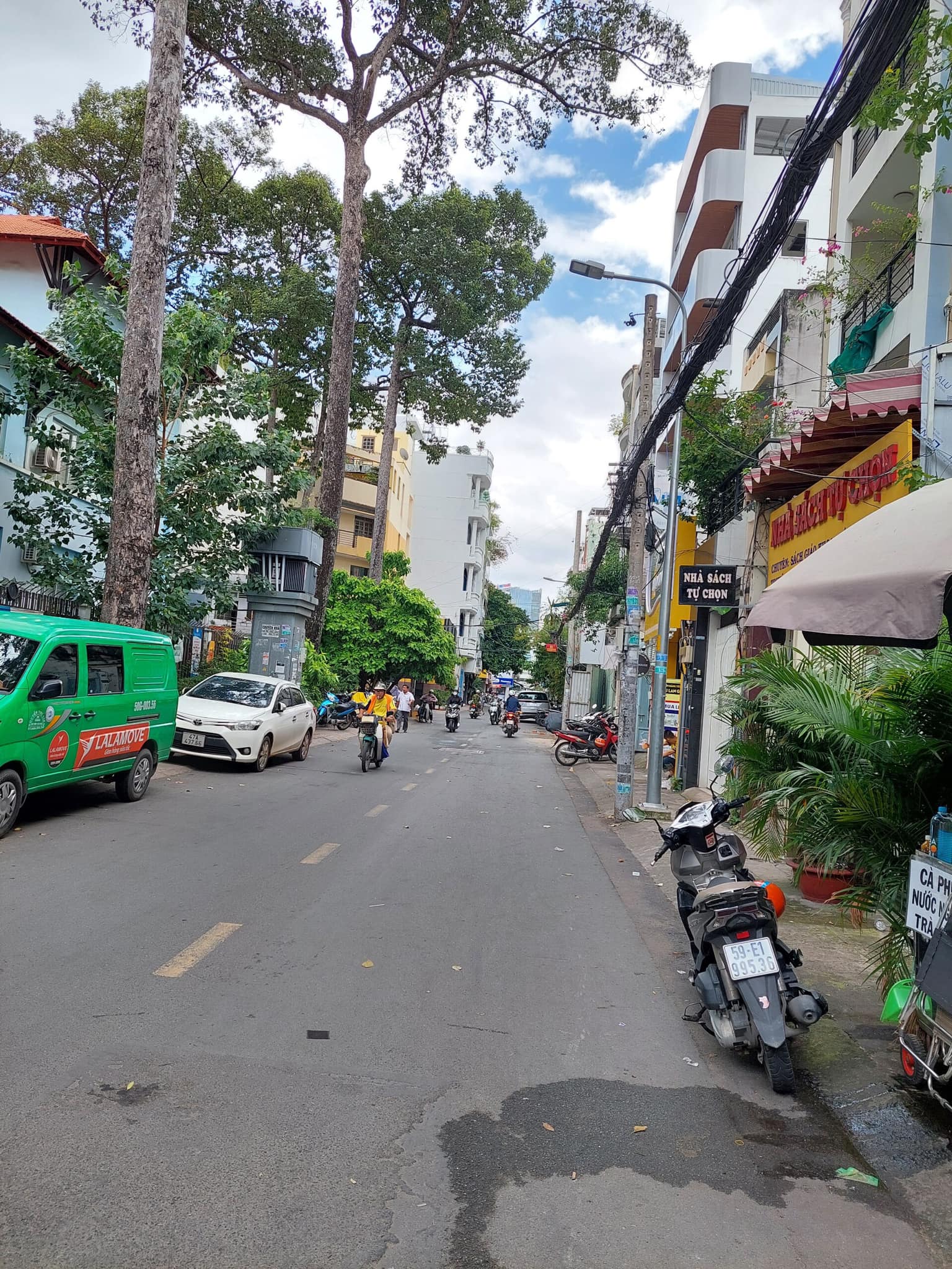 Toà nhà văn phòng mặt tiền trung tâm quận 3.