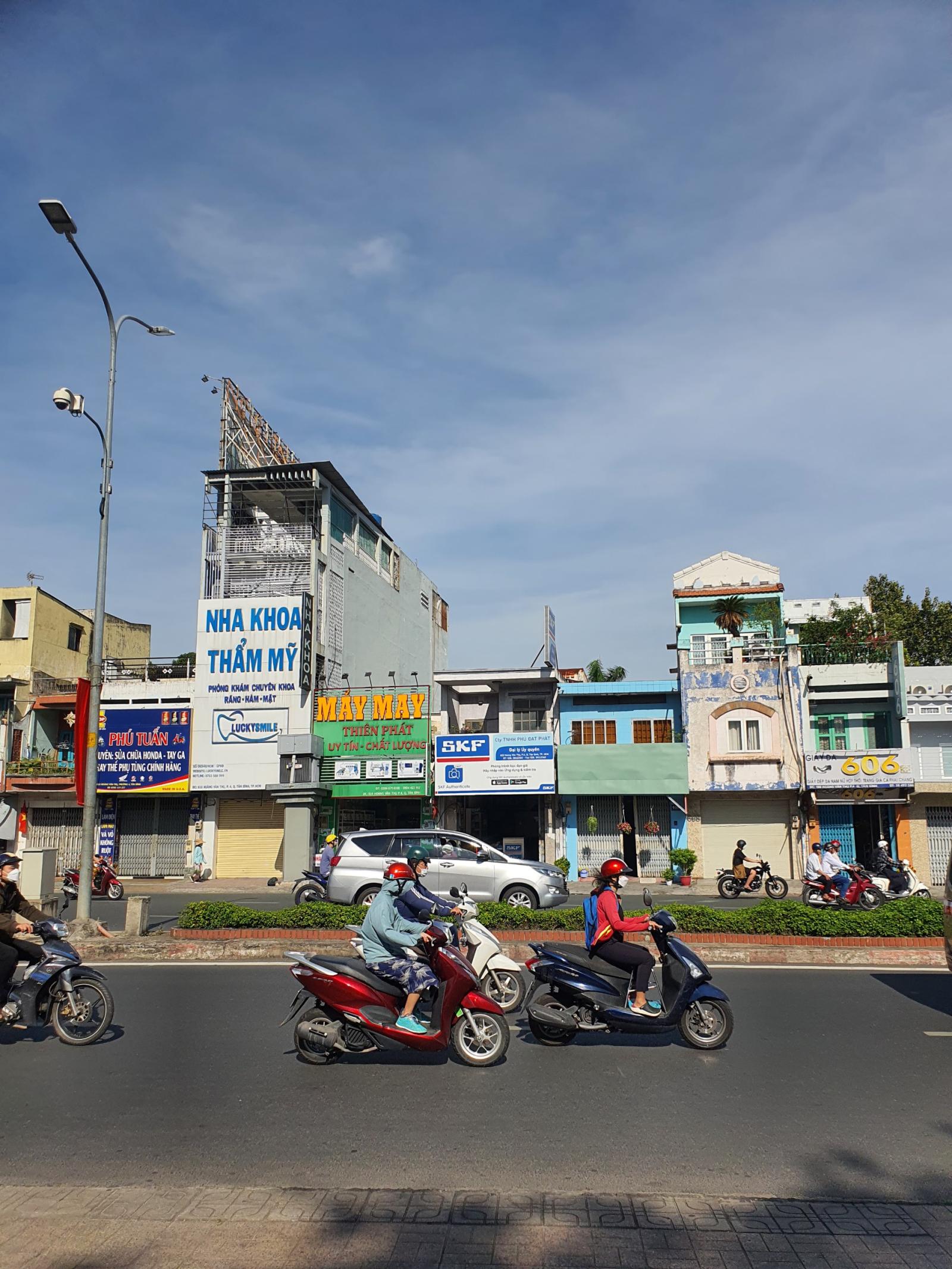 Cấn bán gấp nhà mặt tiền mới toanh đường Cộng Hòa. DT: 4*11M. 5 lầu, sân thượng