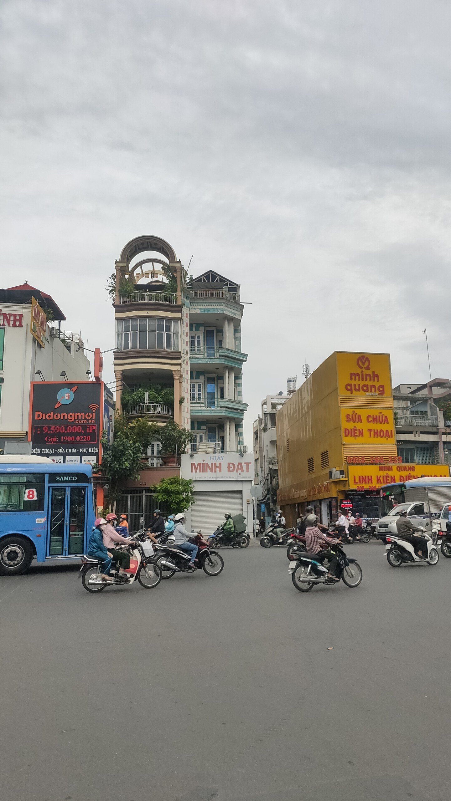 Bán nhà mặt tiền đường Nguyễn Thái Bình -  Út Tịch. DT: 4*20m, Trệt - 2 lầu,st
