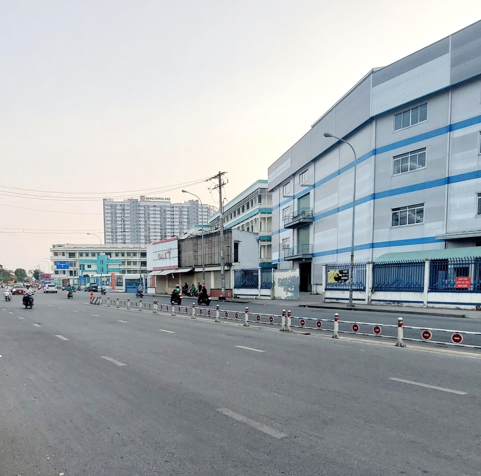 Nhà ngay MT gần Aeon Bình Tân 130m2 6.5x20 chưa qua đầu tư, tiện xây mới, chỉ 9,9 tỷ TL