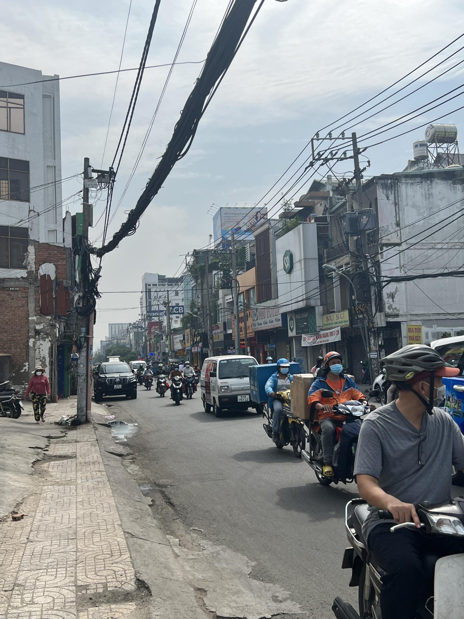  DT: 6x35m; bán nhà mặt tiền Hoàng Hoa Thám, P12, Tân Bình; vị trí ngay chợ, siêu đẹp chỉ 32.9 tỷ
