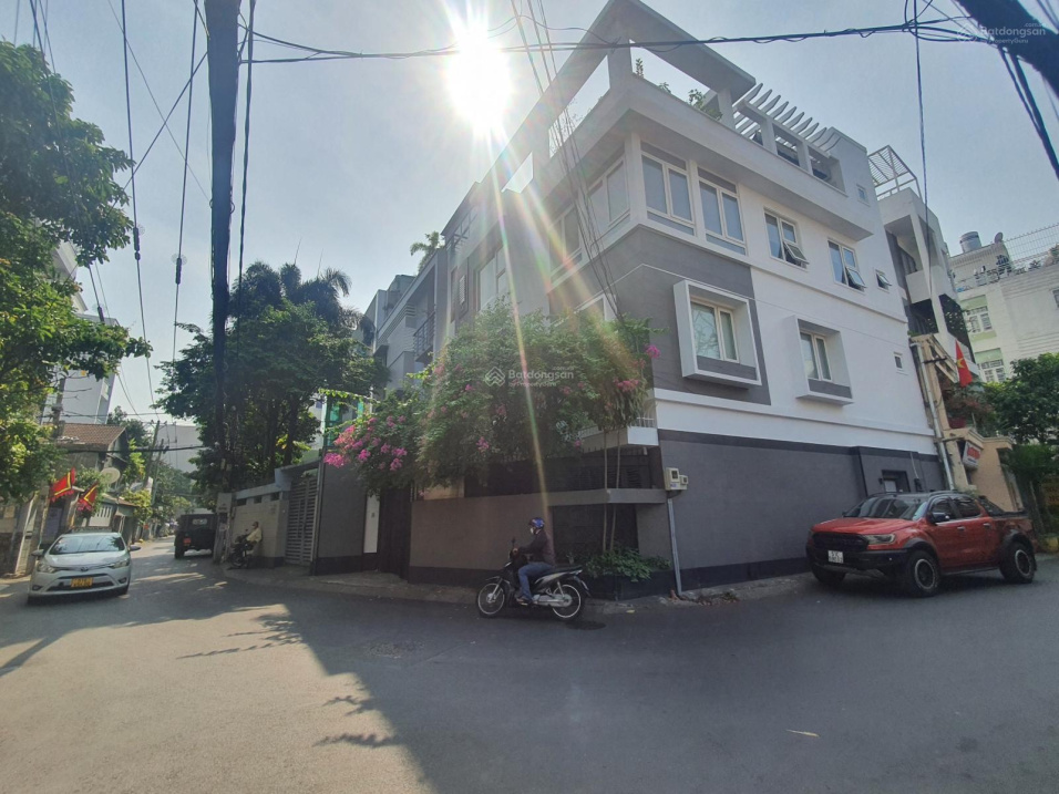 Bán biệt thự góc 2 mặt tiền Hoàng Diệu, phường 10, Quận Phú Nhuận. 9x15m. 1 Trệt 3 Lầu. Giá 32 tỷ