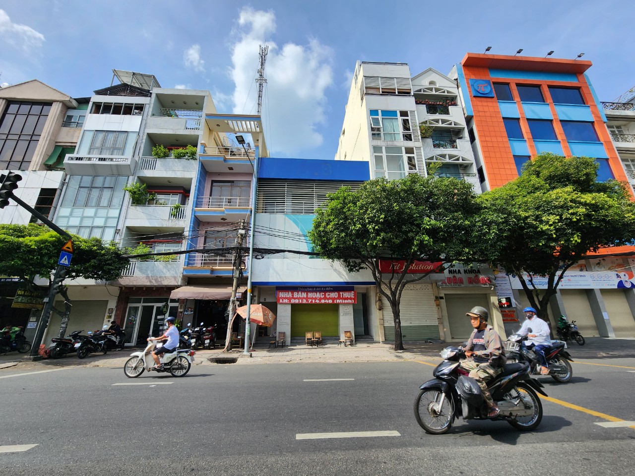 Nhà HXH 134/ Thành Thái Q10 - 4.2mx17 - 3 lầu có sân đậu xe ô tô riêng
