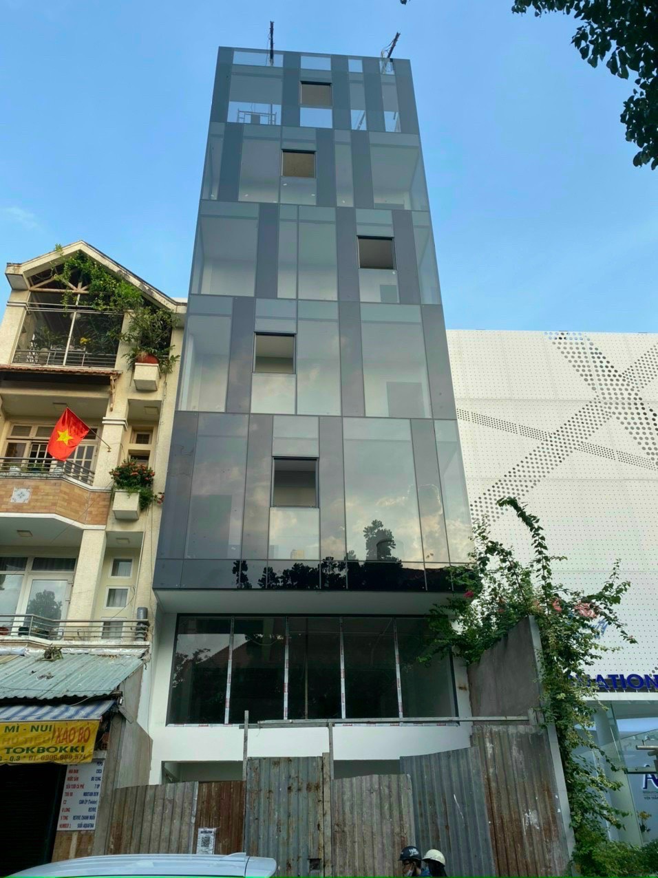 Tòa nhà 7 Tầng thang máy mặt tiền Lê Văn Sỹ, Q. Phú Nhuận (5.5 x 22m) HĐT 80Tr/Th giá 35 tỷ