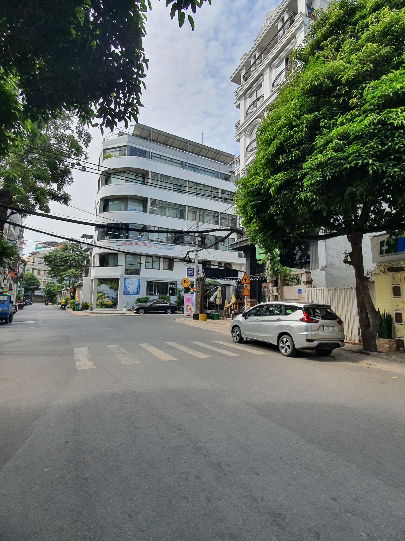 Bán nhà đẹp ở ngay đường Phổ Quang, Phú Nhuận. DT: 5*20M, 3 tầng mới cứng. Chỉ: 18.5 Tỷ