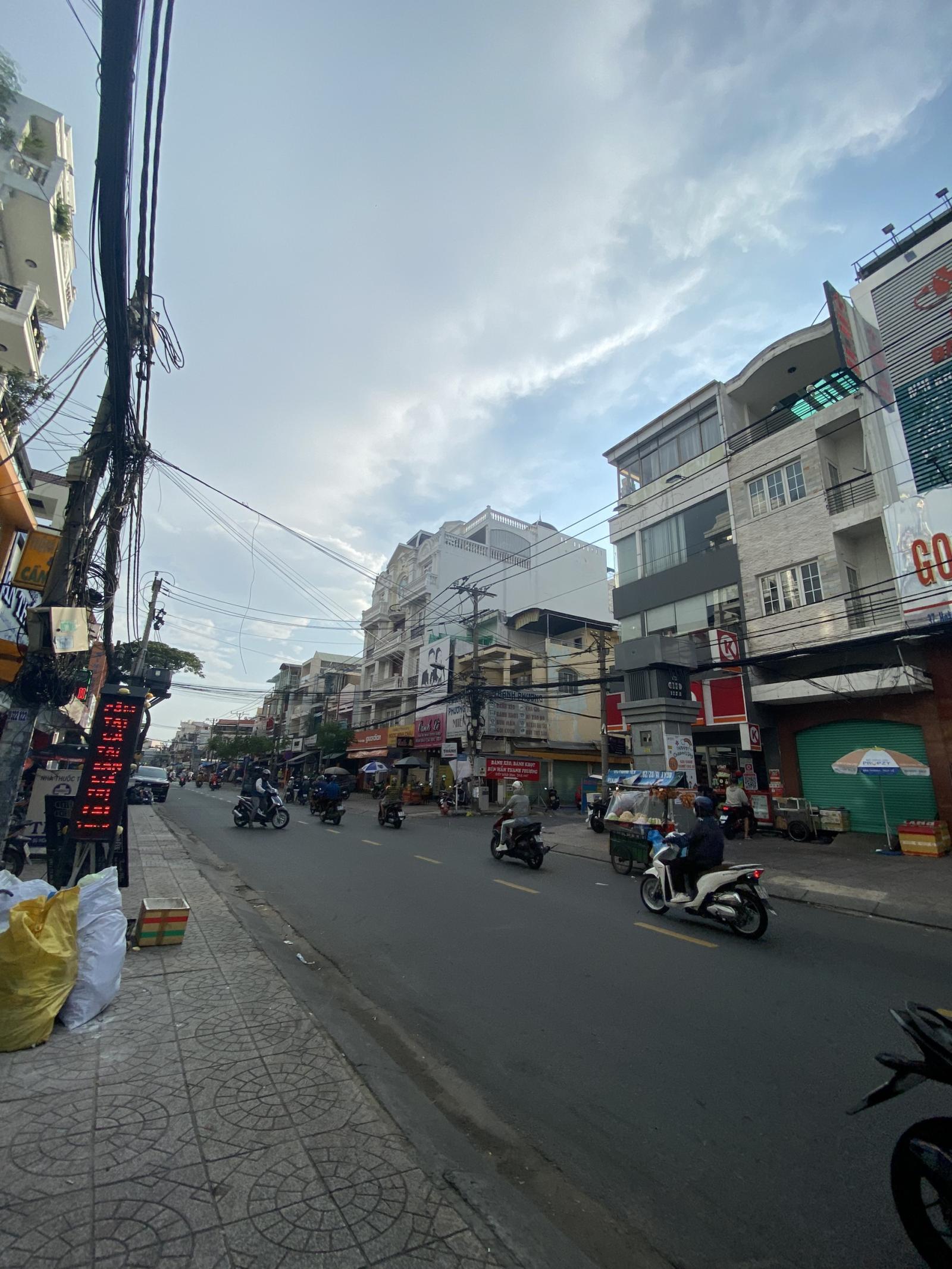 Mặt tiền đẹp NGẤT NGƯỠNG, giá SẬP SÀN,  4 lầu, giá 20 tỷ, Huỳnh Văn Bánh, đoạn đẹp, nhiều ngân hàng