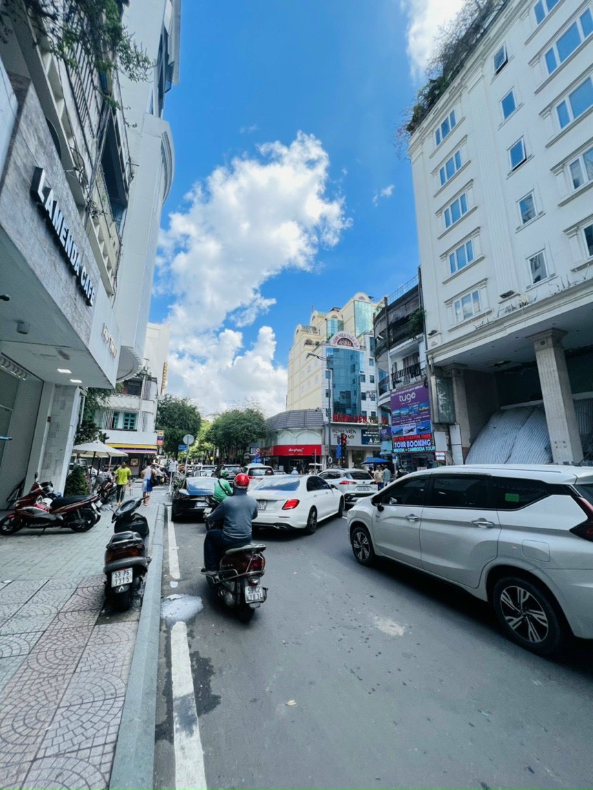 Hạ giá 8 tỷ bán gấp mặt tiền Trần Quang Long, giá chỉ 19 tỷ
